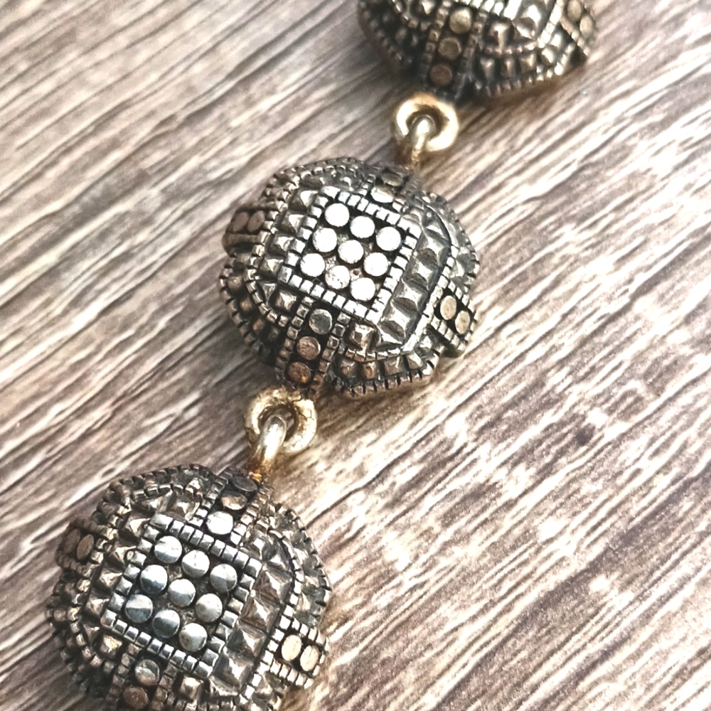 Dotted silver toggle bracelet very pretty!